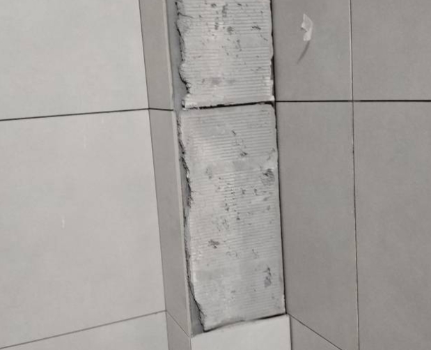 四平瓷砖空鼓维修公司分享下瓷砖施工前基层浇水润湿程度不足，可能导致以下问题